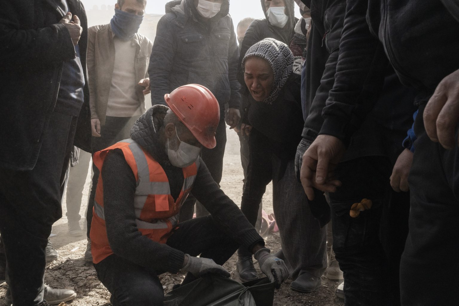 Adiyaman, Turkey, February 2023 - The aftermath of the earthquake that hit southern Turkey and northern Syria. The moment when Sabiha identifies the lifeless body of her brother recovered under the rubble.><
Adiyaman, Turchia, febbraio 2023  Le conseguenze del terremoto che ha colpito la Turchia del Sud e la Siria del nord.