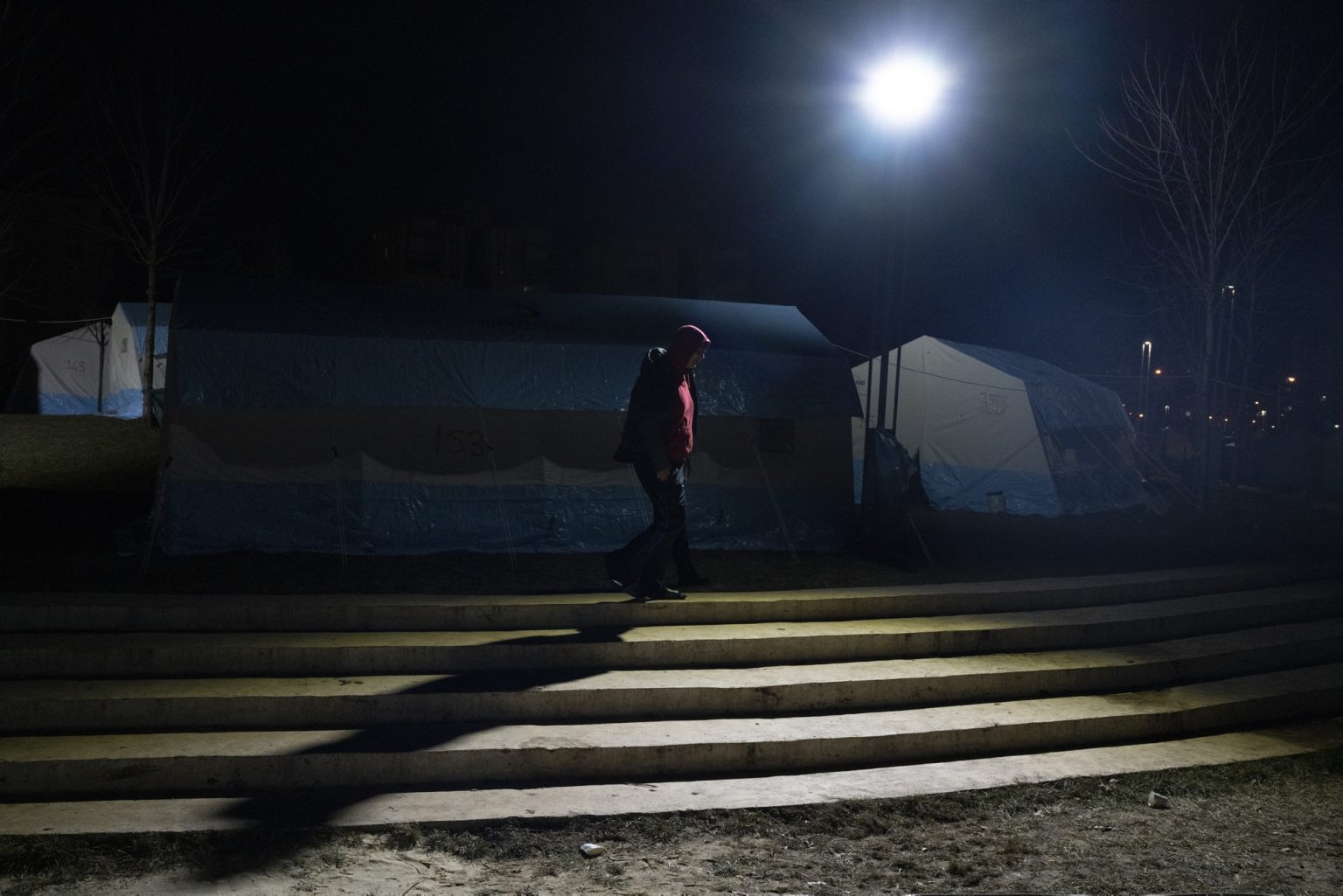 Diyarbakir, Turkey, February 2023 - The aftermath of the earthquake that hit southern Turkey and northern Syria.  A man walks inside a tent camp set up in the city of Diyarbakir. ><
Diyarbakir, Turchia, febbraio 2023  Le conseguenze del terremoto che ha colpito la Turchia del Sud e la Siria del nord.