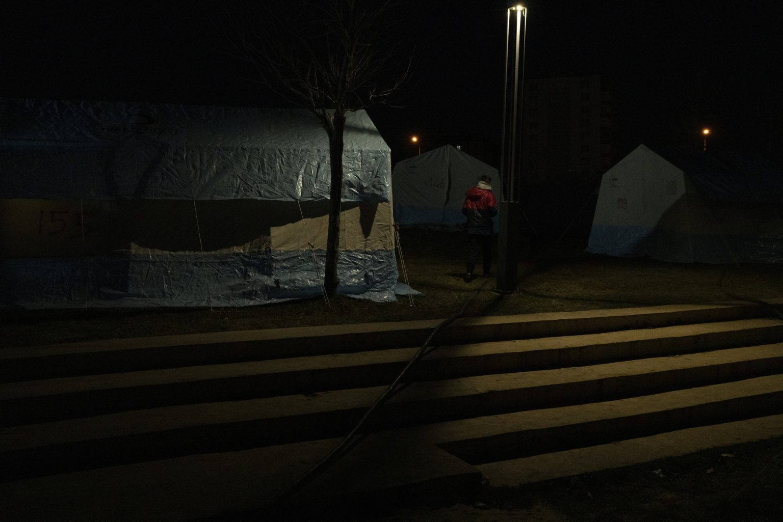 Diyarbakir, Turkey, February 2023 - The aftermath of the earthquake that hit southern Turkey and northern Syria. A man walks inside a tent camp set up in the city of Diyarbakir. ><
Diyarbakir, Turchia, febbraio 2023  Le conseguenze del terremoto che ha colpito la Turchia del Sud e la Siria del nord.