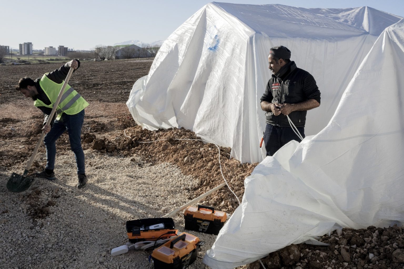 Adiyaman, Turkey, February 2023 - The aftermath of the earthquake that hit southern Turkey and northern Syria. Volunteers work to set up an unofficial tent camp not recognized by AFAD, the government's disaster agency, in the city of Adiyaman.><
Adiyaman, Turchia, febbraio 2023  Le conseguenze del terremoto che ha colpito la Turchia del Sud e la Siria del nord.