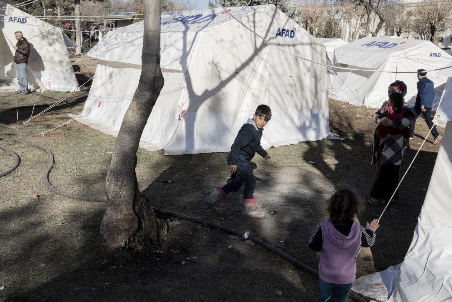 Diyarbakir, Turkey, February 2023 - The aftermath of the earthquake that hit southern Turkey and northern Syria. Civilians stand in a tent camp in the city of Diyarbakir. ><
Diyarbakir, Turchia, febbraio 2023  Le conseguenze del terremoto che ha colpito la Turchia del Sud e la Siria del nord.