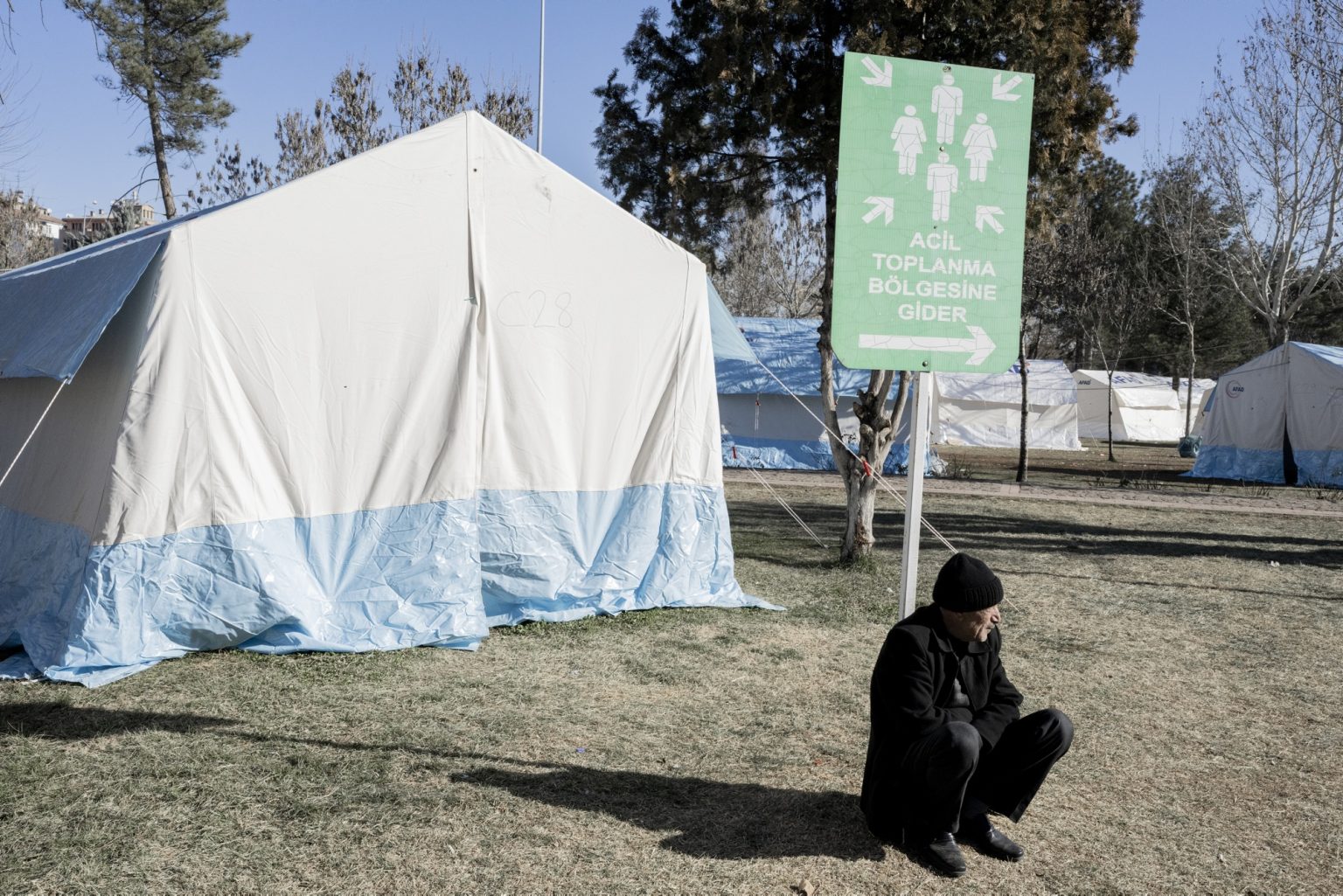 Diyarbakir, Turkey, February 2023 - The aftermath of the earthquake that hit southern Turkey and northern Syria. A man sits in front of a tent in a tent camp in the city of Diyarbakir.><
Diyarbakir, Turchia, febbraio 2023  Le conseguenze del terremoto che ha colpito la Turchia del Sud e la Siria del nord.