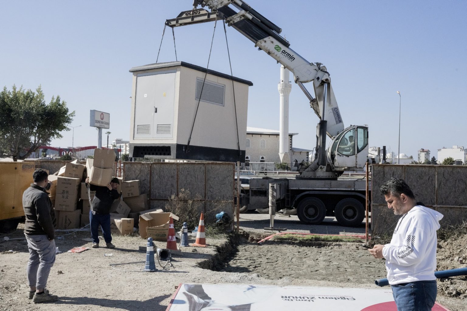 Iskenderun, Turkey, February 2023 - The aftermath of the earthquake that hit southern Turkey and northern Syria. Work to finish a container camp set up in the city of Iskenderun.><
Iskenderun, Turchia, febbraio 2023  Le conseguenze del terremoto che ha colpito la Turchia del Sud e la Siria del nord.
