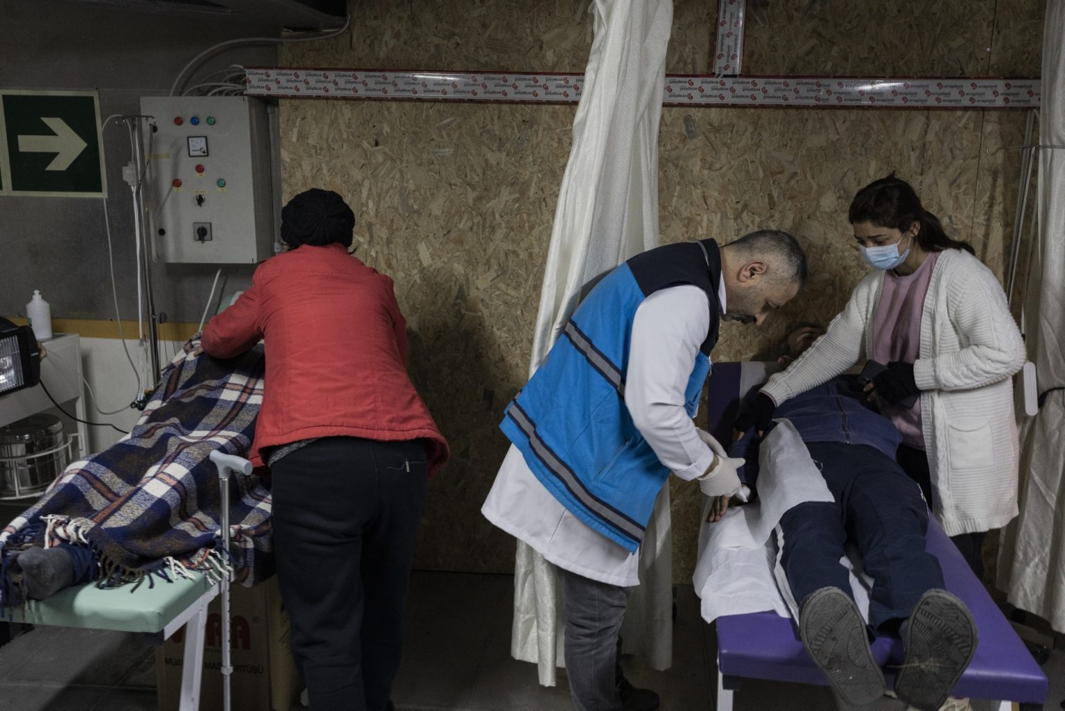Iskenderun, Turkey, February 2023 - The aftermath of the earthquake that hit southern Turkey and northern Syria. Health workers assist a patient in the clinic set up inside the ferry housing displaced people in Iskenderun. ><
Iskenderun, Turchia, febbraio 2023  Le conseguenze del terremoto che ha colpito la Turchia del Sud e la Siria del nord.