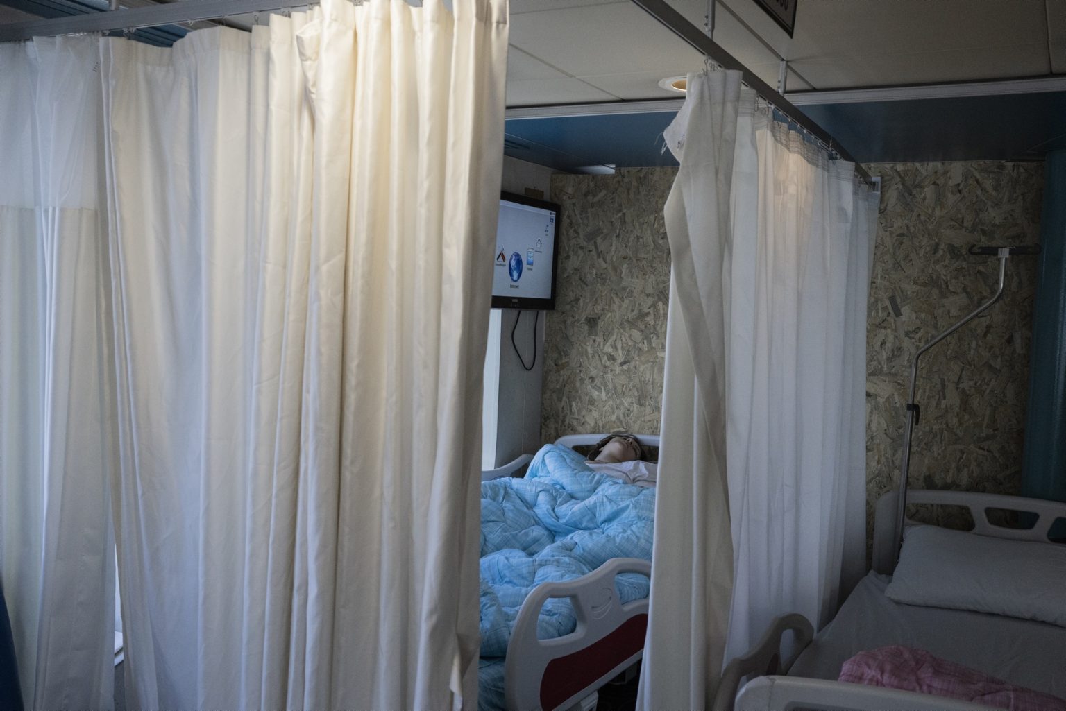 Iskenderun, Turkey, February 2023 - The aftermath of the earthquake that hit southern Turkey and northern Syria. A patient sleeps inside the clinic set up inside the ferry housing displaced people in the city of Iskenderun. ><
Iskenderun, Turchia, febbraio 2023  Le conseguenze del terremoto che ha colpito la Turchia del Sud e la Siria del nord.
