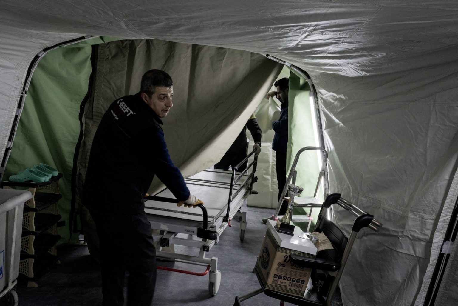 Antakya, Turkey, February 2023 - The aftermath of the earthquake that hit southern Turkey and northern Syria. Workers prepare medical supplies inside the tents of the field hospital set up in the town of Antakya. ><
Antakya, Turchia, febbraio 2023  Le conseguenze del terremoto che ha colpito la Turchia del Sud e la Siria del nord.