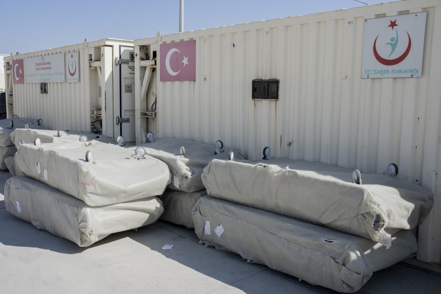 Antakya, Turkey, February 2023 - The aftermath of the earthquake that hit southern Turkey and northern Syria. Hospital beds piled up in the area of from the hospital camp being set up in the city of Antakya.><
Antakya, Turchia, febbraio 2023  Le conseguenze del terremoto che ha colpito la Turchia del Sud e la Siria del nord.