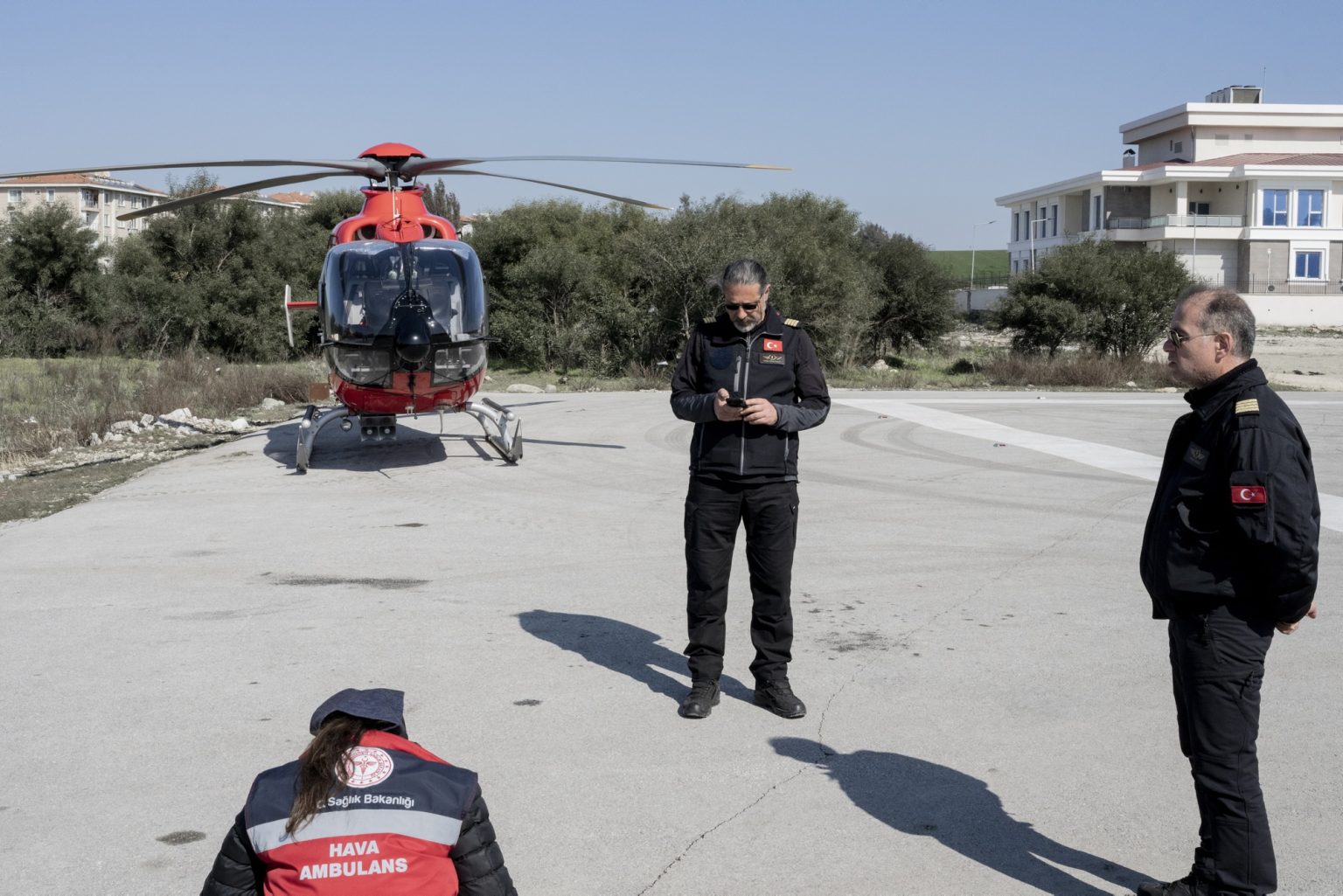 Antakya, Turkey, February 2023 - The aftermath of the earthquake that hit southern Turkey and northern Syria. Helicopter pilots wait in the courtyard adjacent to the filed hospital ready to leave.><
Antakya, Turchia, febbraio 2023  Le conseguenze del terremoto che ha colpito la Turchia del Sud e la Siria del nord.