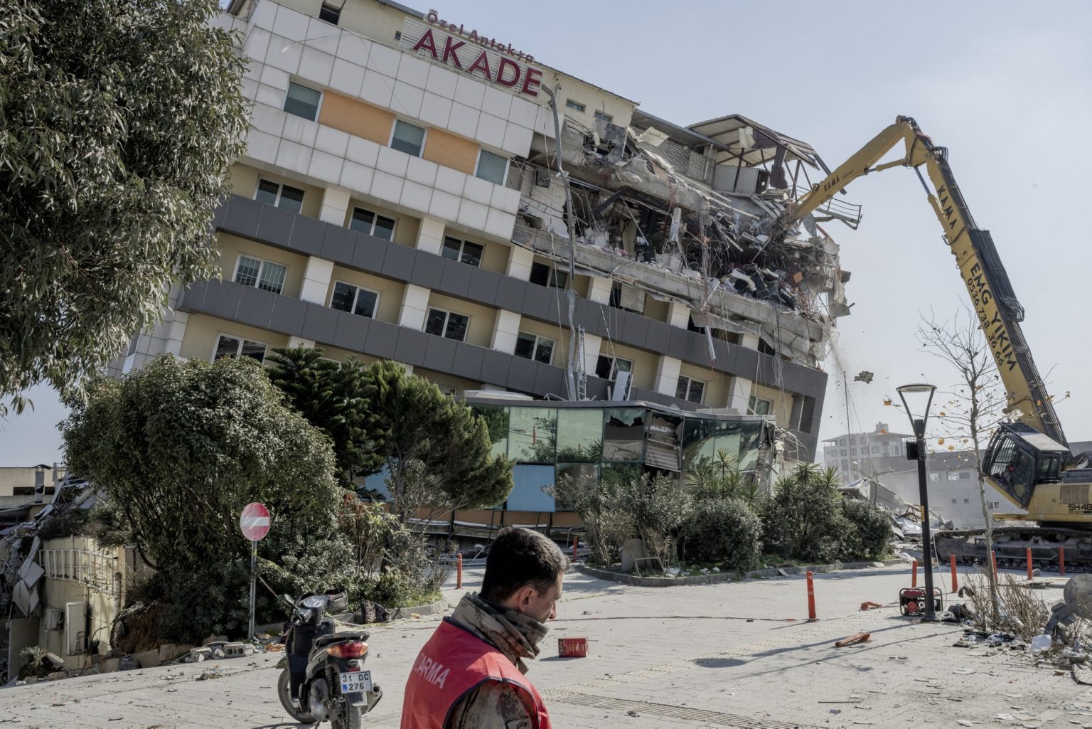 Antakya, Turkey, February 2023 - The aftermath of the earthquake that hit southern Turkey and northern Syria.  The earthquake-damaged academy hospital of the city of Antakya is torn down by authorities. ><
Antakya, Turchia, febbraio 2023  Le conseguenze del terremoto che ha colpito la Turchia del Sud e la Siria del nord.
