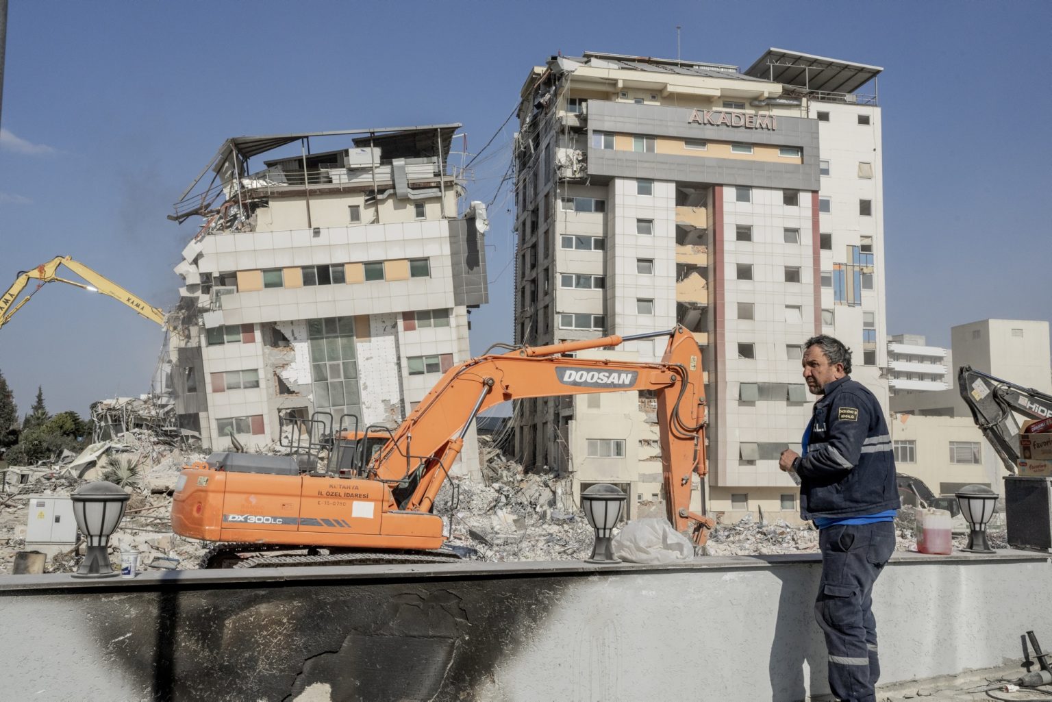 Antakya, Turkey, February 2023 - The aftermath of the earthquake that hit southern Turkey and northern Syria.  The earthquake-damaged academy hospital of the city of Antakya is torn down by authorities.><
Antakya, Turchia, febbraio 2023  Le conseguenze del terremoto che ha colpito la Turchia del Sud e la Siria del nord.