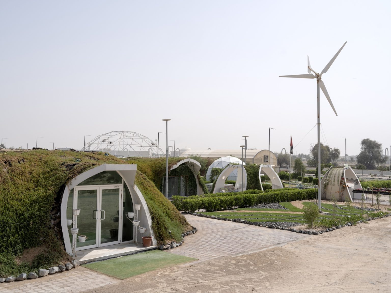 UAE, Green Dunes, 2022.
The Sharjah Research Technology and Innovation park is an ideas factory. Their CEO, Hussain Al Mahmoudi, has highlighted food security for UAE as one of the core motivations behind such ideas. In the centres sandy grounds. researchers have designed a huddle of indoor farms that can grow lettuce, vegetables and fruit. 

Made from a composite material that keeps out the blistering heat, the dome structures have the look of farming on Mars. This technology has been sold to other vertical farms in UAE. 


Emirati Arabi Uniti, Dune verdi, 2022.
Il parco di ricerca, tecnologia e innovazione di Sharjah è una fabbrica di idee. Il suo amministratore delegato, Hussain Al Mahmoudi, ha sottolineato che la sicurezza alimentare degli Emirati Arabi Uniti è una delle motivazioni principali alla base di queste idee. Nel terreno sabbioso del centro, i ricercatori hanno progettato un gruppo di fattorie al coperto in grado di coltivare lattuga, verdure e frutta. 

Realizzate con un materiale composito che tiene lontano il caldo torrido, le strutture a cupola hanno l'aspetto di un'agricoltura su Marte. Questa tecnologia è stata venduta ad altre fattorie verticali negli Emirati Arabi Uniti.